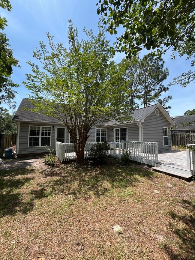 Building Photo - Discover this well-maintained 3-bedroom, 2-bath home in Wilmington, NC
