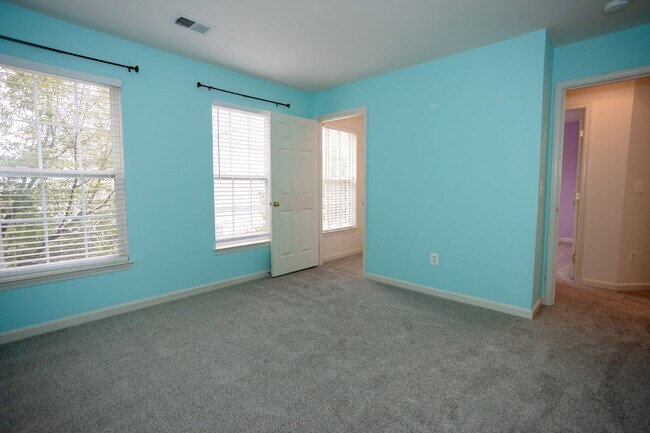 Building Photo - Spacious & Bright Home in Parks of Piedmon...