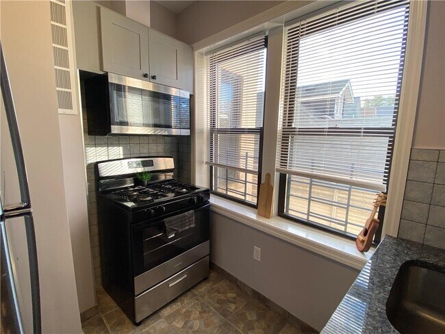 Building Photo - 2 Nicholas St