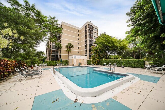 Building Photo - 16300 Golf Club Rd