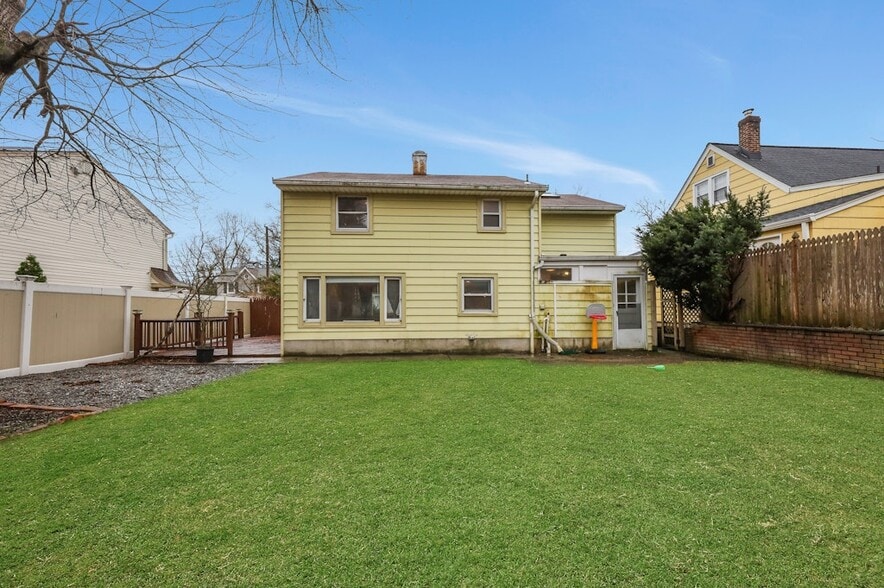 Building Photo - 95 Grove St