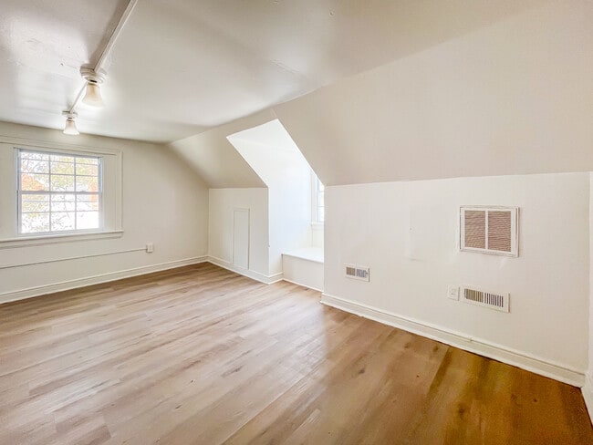 Building Photo - 1006 Greystone Ave