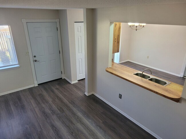 Building Photo - FOR RENT!! CUTE AND COZY 2 BED 1.5 BATH WITH GARAGE (MOVE IN SPECIAL)...