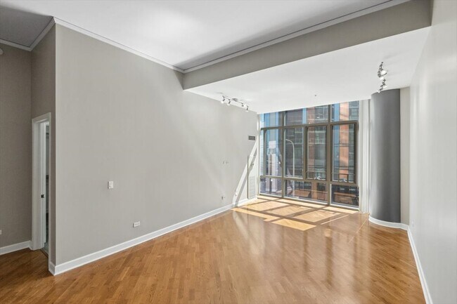 Building Photo - 450 E Waterside Dr