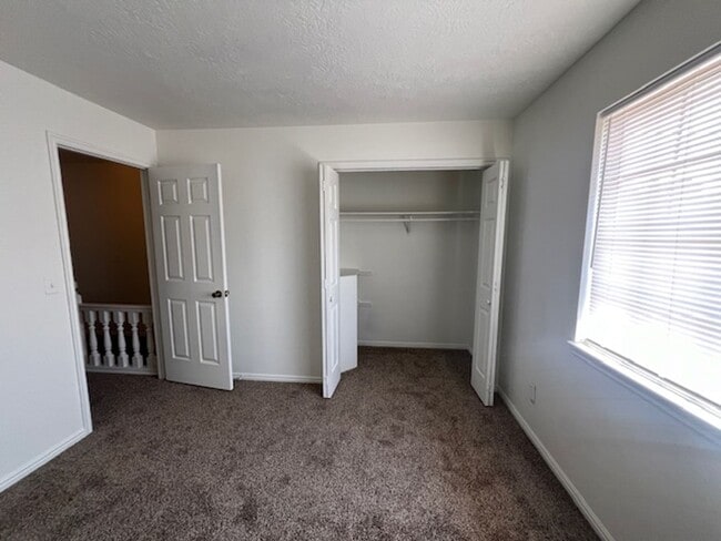 Building Photo - Cimaron Terrace Townhome