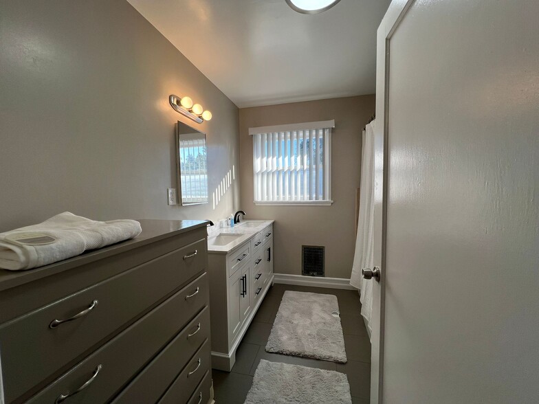 Building Photo - 4015 Calavo Dr