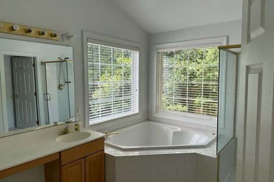 Building Photo - 3359 Roundtree Estates Ct