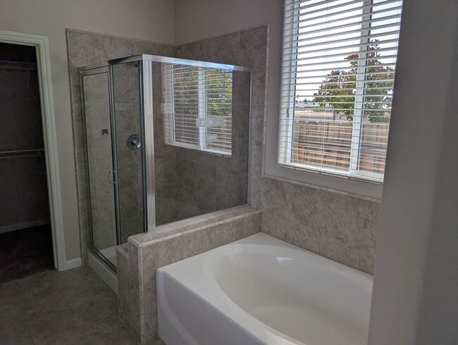 Building Photo - Modern and well appointed home in Clovis, ...