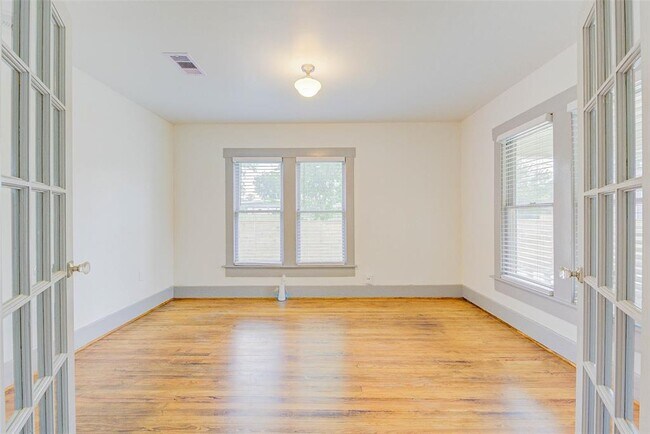 Building Photo - 1416 Featherstone St