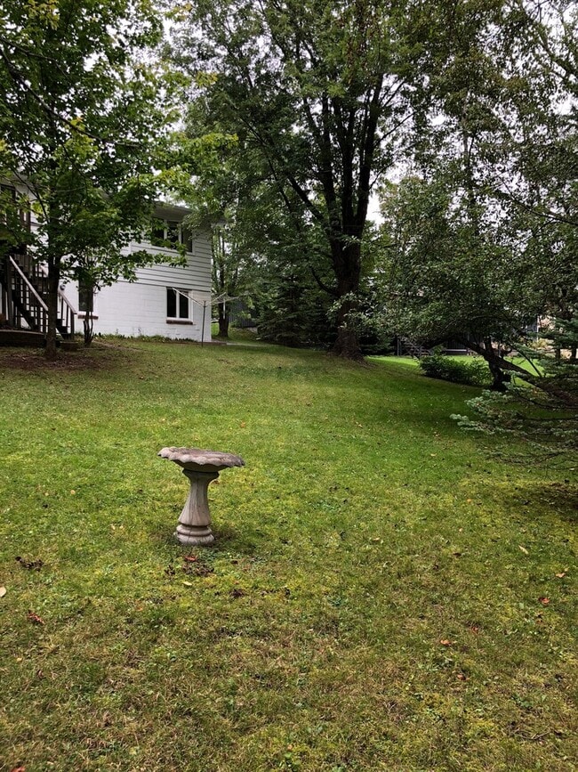 Building Photo - Lakeside 5 Bedroom 3 Bath Home Available N...