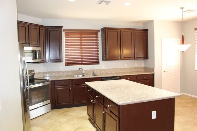 Building Photo - Large 4 bedroom home in Power Ranch