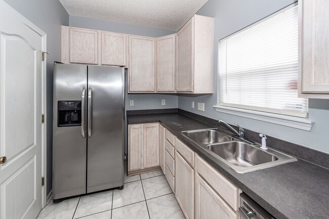 Building Photo - 3 Bedroom, 2.5 Bathroom Townhome in Lakes of Summerville - Summerville