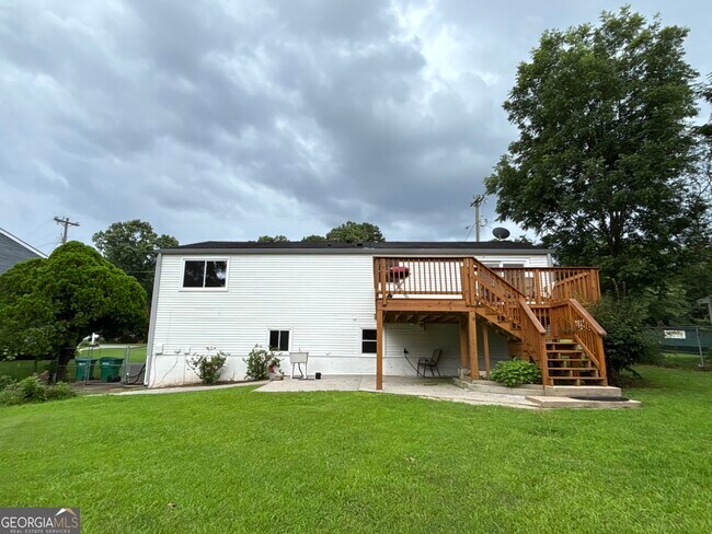 Building Photo - 2215 Ranch Trail