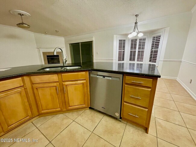 Building Photo - 2127 Forest Gate Dr W