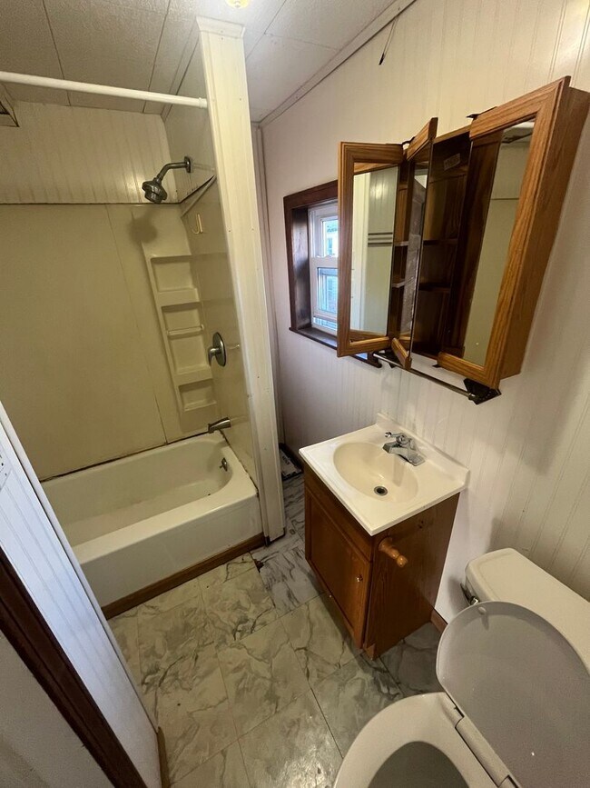 Building Photo - 2 bedroom single family house