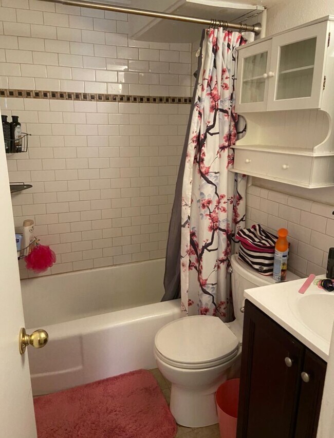 Building Photo - Available June- 1 Bed/1 Bath Lindsley Park Condo