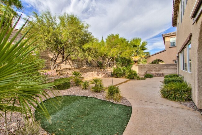 Building Photo - Summerlin Home with downstairs Bed/Bath & Large Patio with Courtyard!