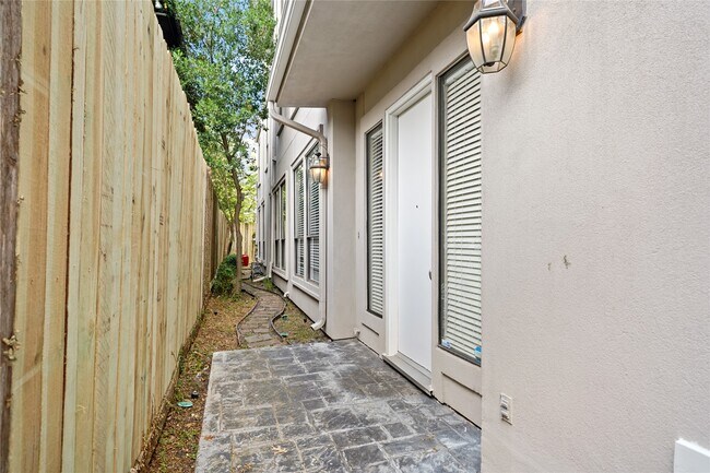 Building Photo - 2304 Albans Rd