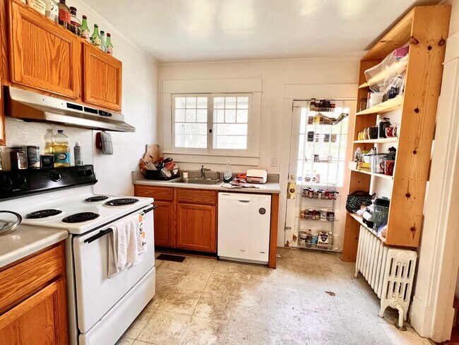 Building Photo - Charming 1920's Single family home near Scott Stadium & UVA for Rent