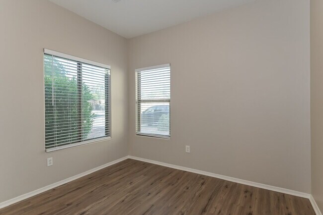 Building Photo - 405 East Placita Nodo