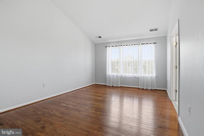 Building Photo - 915 Buttonwood Terrace NE