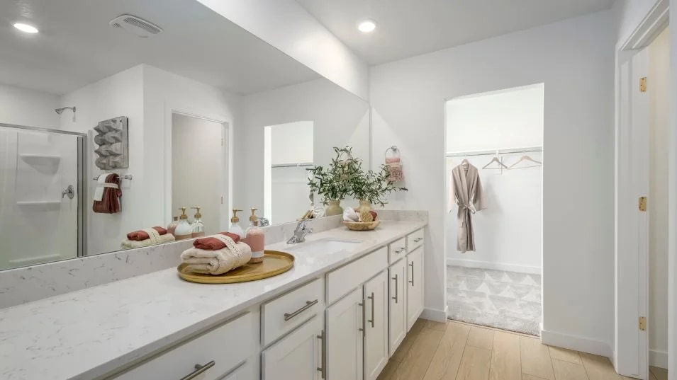 Building Photo - 1545 W Bravo Dr