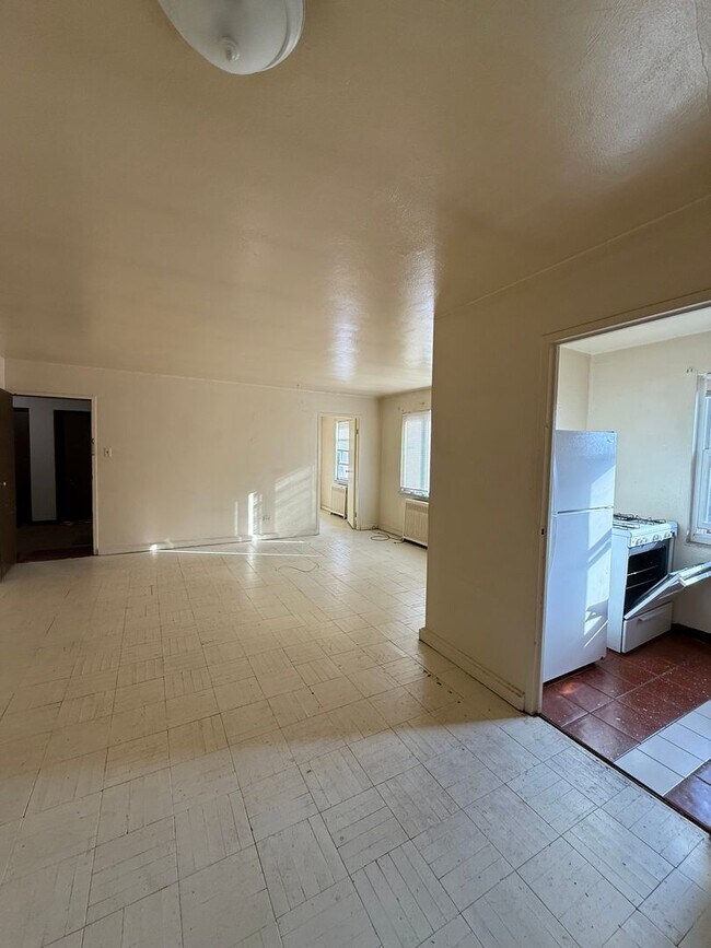 Building Photo - Top Floor 2 Bedroom Apartment  in Shadyside