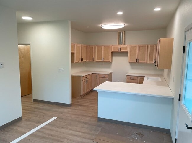 Building Photo - 14910 W River Dr