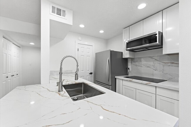 Building Photo - 17331 Red Oak Dr