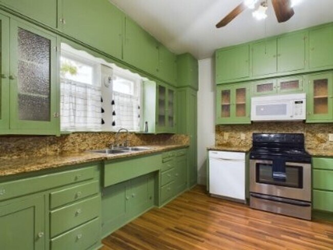 Building Photo - Cozy three bedroom in Hye Texas