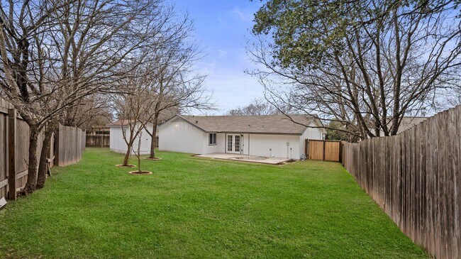 Building Photo - 1112 Village Green Dr