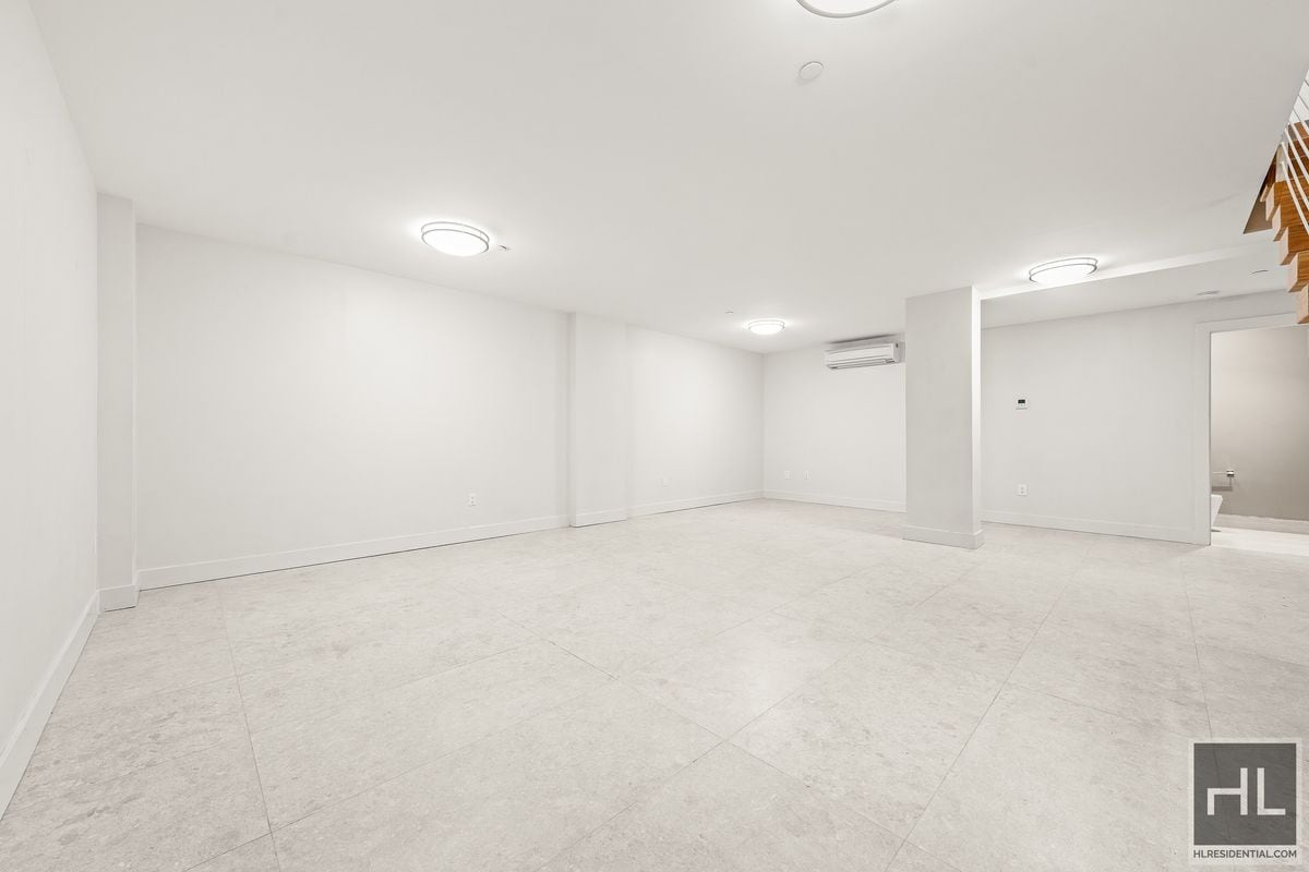 Building Photo - BRUCKNER BOULEVARD