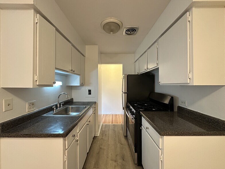 Building Photo - 432 W Oakdale Ave