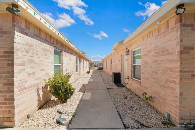 Building Photo - 19 Carlisle Ave