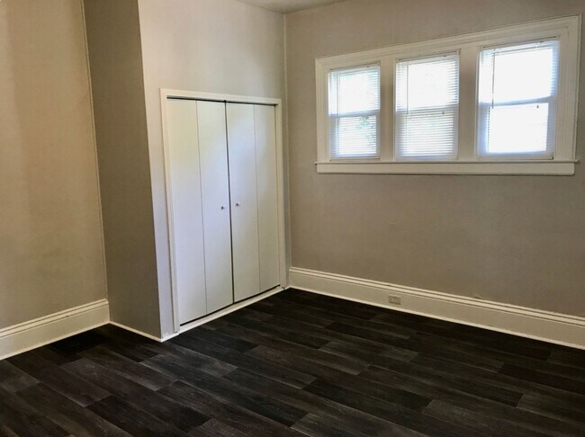 Building Photo - Updated, spacious 2 bedroom, 1 bathroom fi...