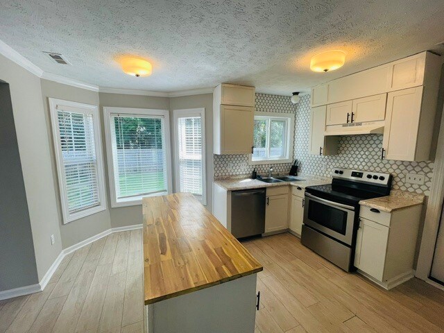 Building Photo - 156 S Forest Dr