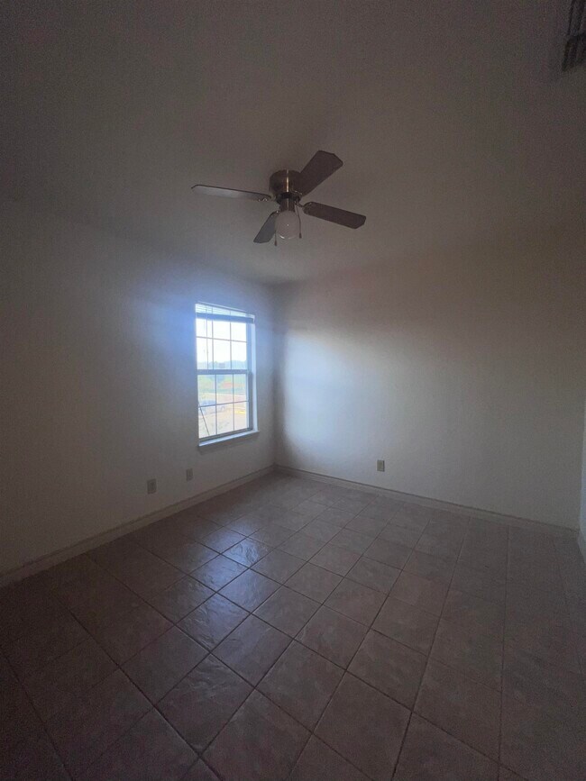 Building Photo - 419 W Eistetter St