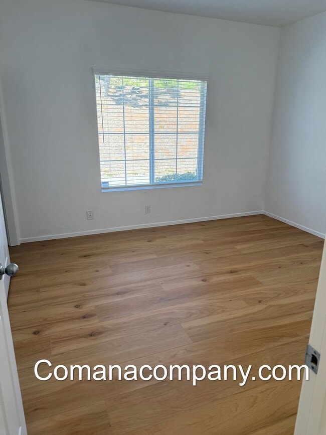Building Photo - Gorgeous, spacious 3BR/2BA w views, yard, ...