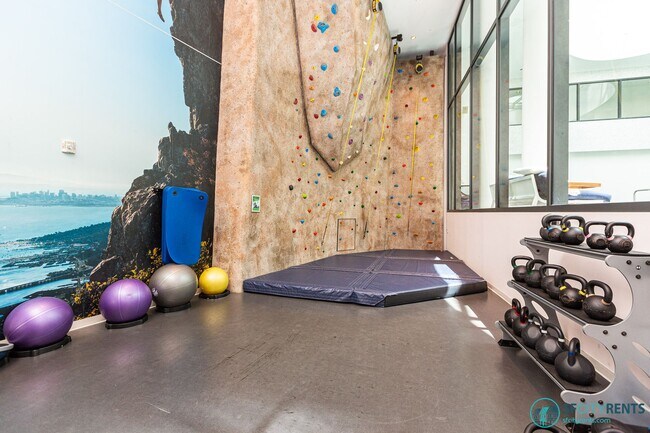 Building Photo - Rincon Hill: Bright & Spacious Condo w/ A/...