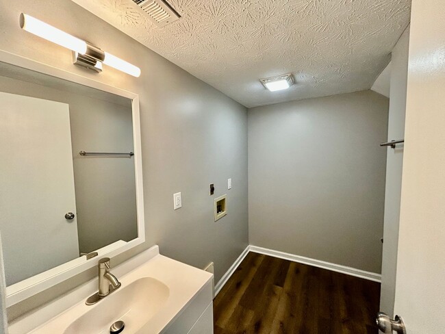 Building Photo - Modern 3BR Apartment in Richmond
