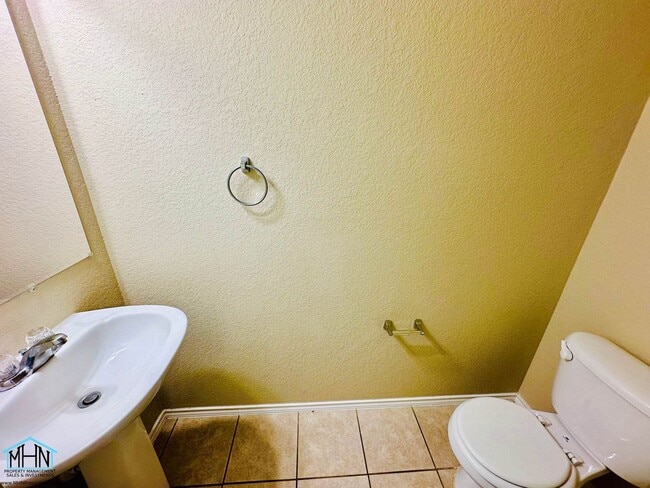 Building Photo - Looking for space, comfort, and convenienc...