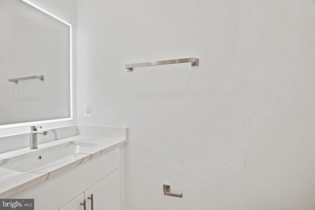 Building Photo - 4421 Kane Pl NE