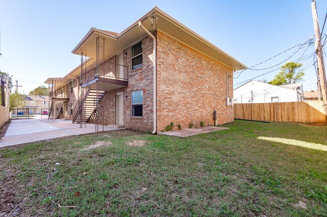 Building Photo - 214 W Maple Ave