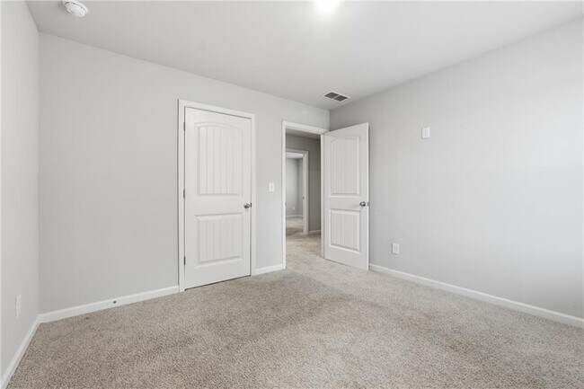 Building Photo - 6615 Bluffview Dr