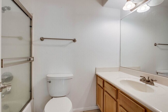 Building Photo - 2 Bedroom Condo For Rent - El Cajon