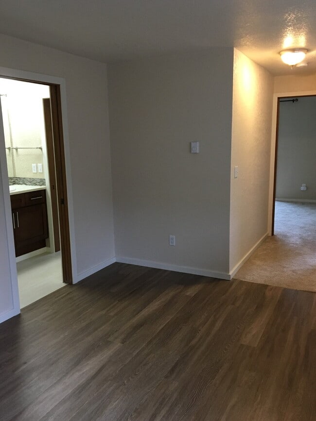 Building Photo - Charming 2-Bed, 2-Bath Condo in Des Moines, Walking Distance to the Marina!!!