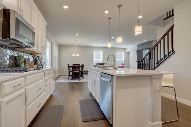 Building Photo - 5-Bed/4-Bath built in 2022!