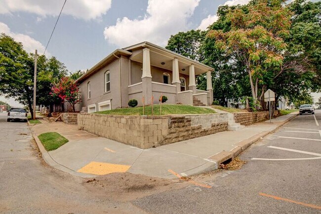 Building Photo - 3/2 Historical Home On Beautiful Main Stre...