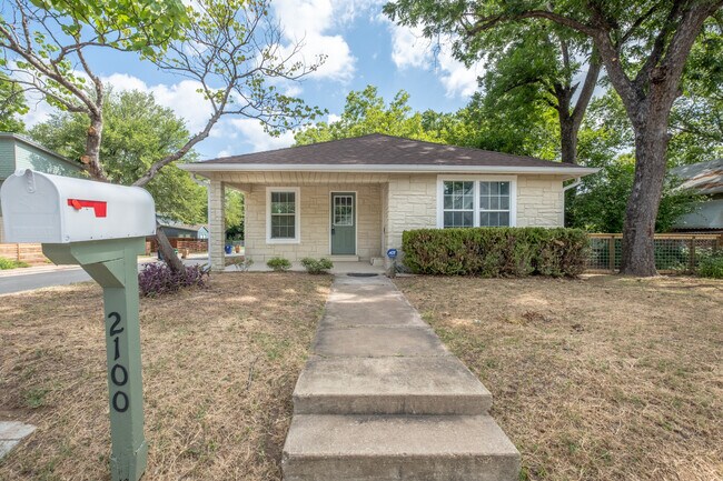 Building Photo - Charming East Austin 2BR w/ Character & Walkable Location