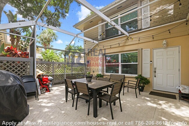 Building Photo - Stylish 2-Bedroom Townhome in Gated Boynto...